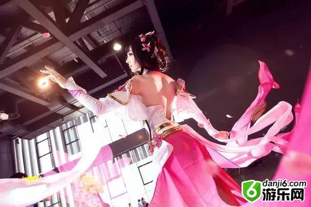 《王者荣耀》五大明星cos角色，徐娇cos的孙尚香不能再像了！