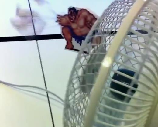 不知疲倦完美和谐！高玩晒街霸本田电风扇百裂拳引热赞 