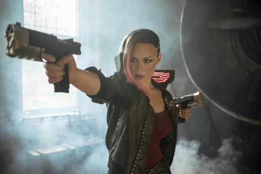 《赛博朋克2077》女主Cos美图 美女手握双枪超胸狠