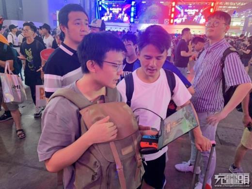 CJ展上惊现疑似4k大屏Switch掌机 屏大薄如蝉翼