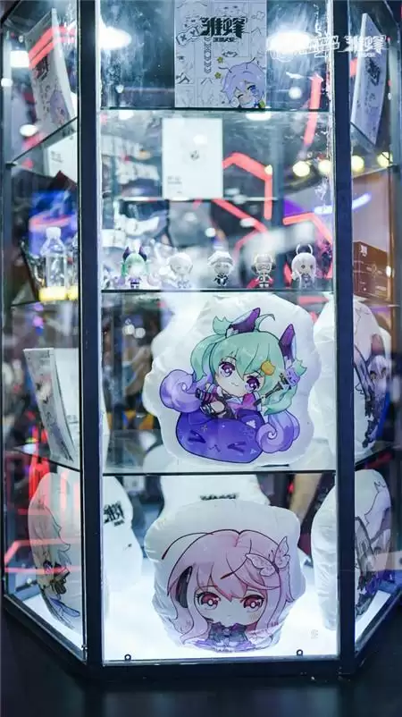 《雏蜂：深渊天使》超大BOSS空降炸翻萤火虫 49位魔灵萝莉激萌现身