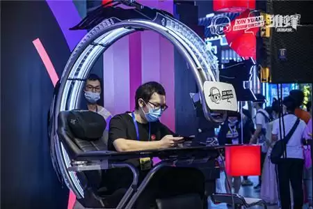 《雏蜂：深渊天使》超大BOSS空降炸翻萤火虫 49位魔灵萝莉激萌现身