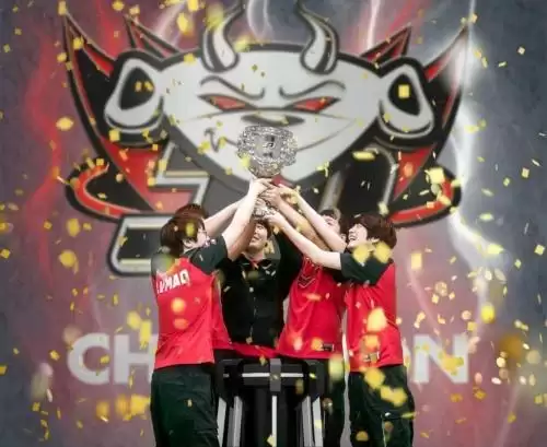 深化电竞商业化建设,JDG战队与英特尔达成冠名合作