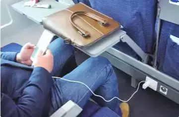 我国的高铁列车上，有给手机充电的插座吗