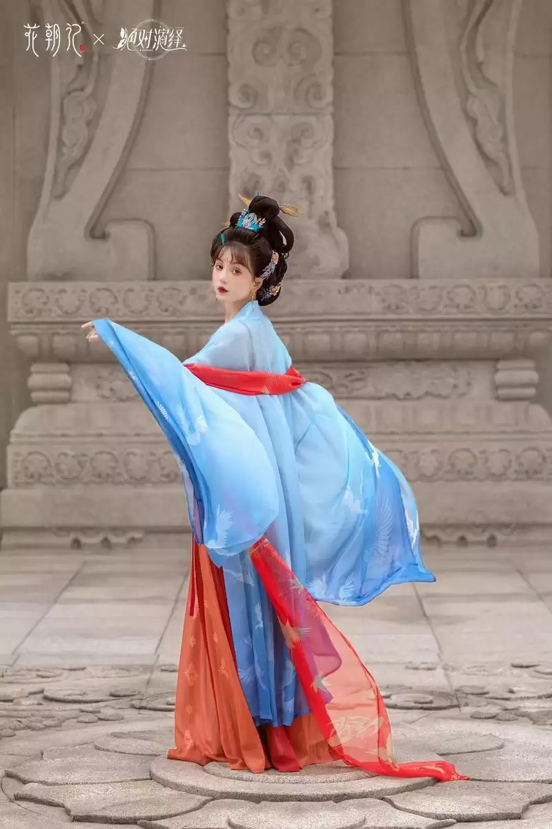 《绝对演绎》联名款汉服上线,游戏中的唐朝公主终于走进现实了!
