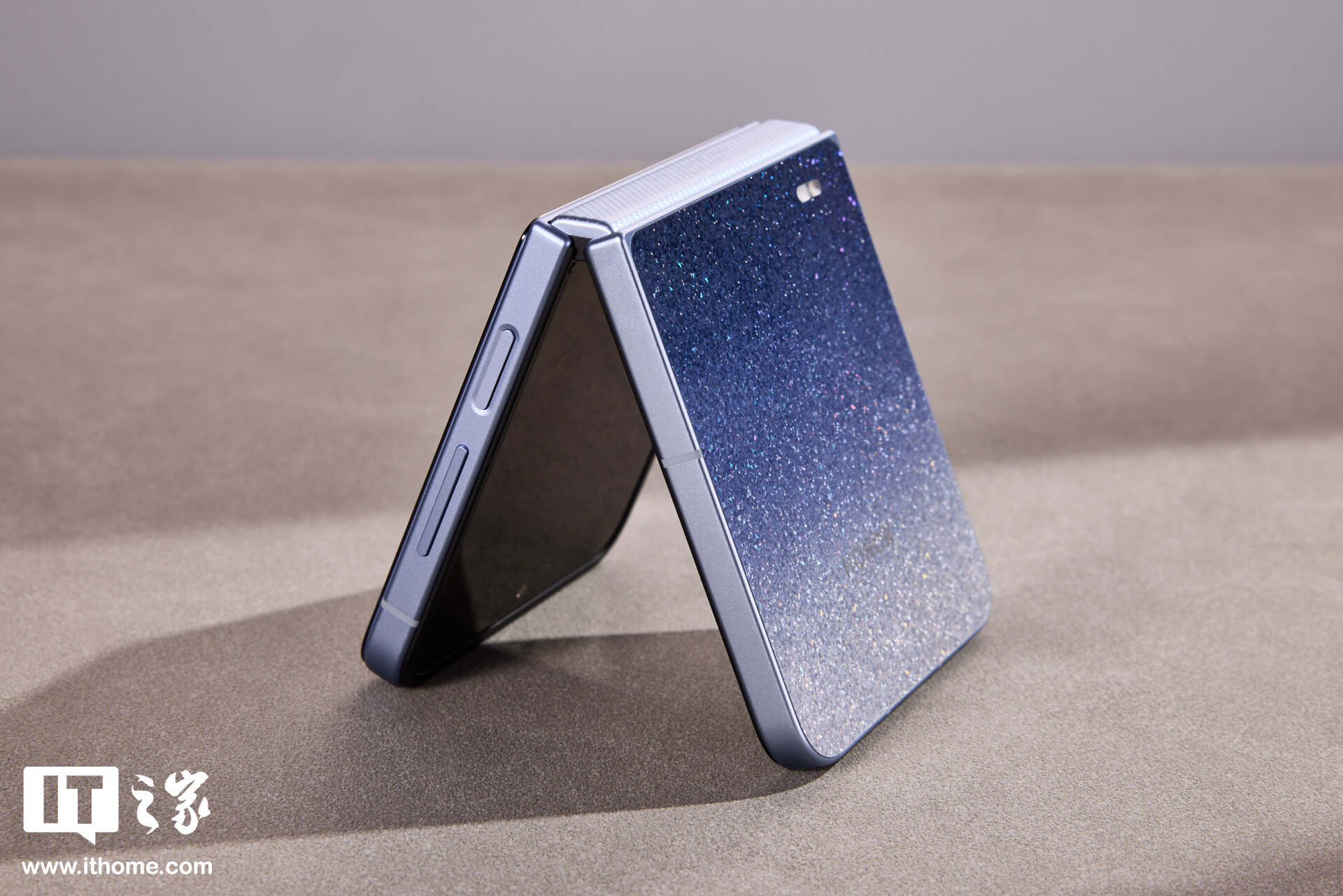 荣耀Magic V Flip2高定款