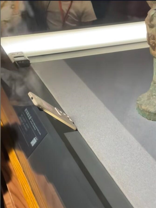 博物院回应青铜器展柜现手机事件：已介入核查