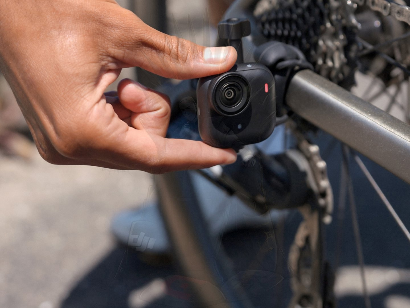 Insta360 Go Ultra 磁吸佩戴示意图