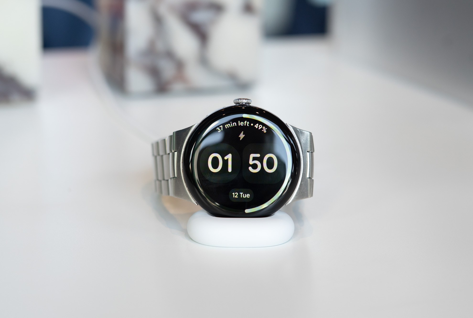 谷歌发布 Pixel Watch 4 智能手表：屏幕峰值亮度提升 50%、抬腕即可 AI 聊天、首次支持卫星 SOS 求救