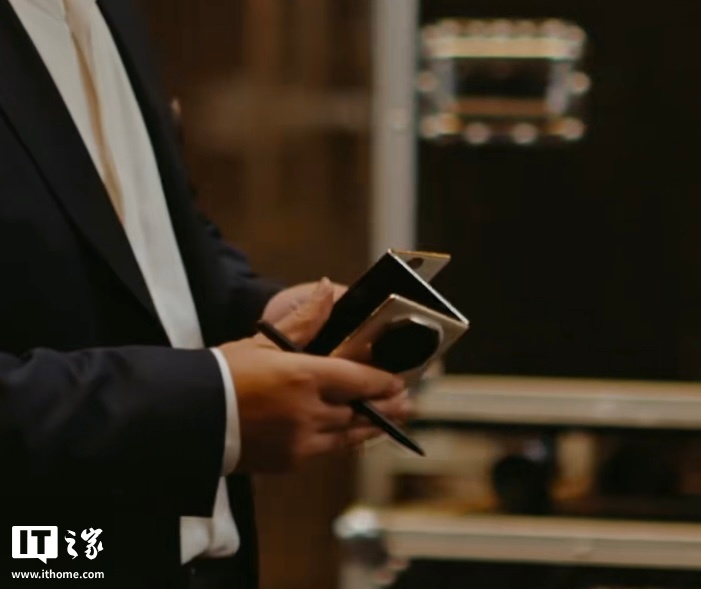 余承东展示华为 Mate XTs 非凡大师三折叠手机真机：支持手写笔，新增白色
