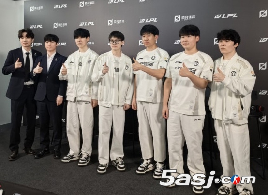 iG横扫BLG登峰组收官战:TheShy铁男皮肤局、Wei野区博弈、Rookie谈季后赛野望