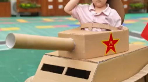 暖心亲子手工：爸爸手制纸坦克陪孩子去幼儿园