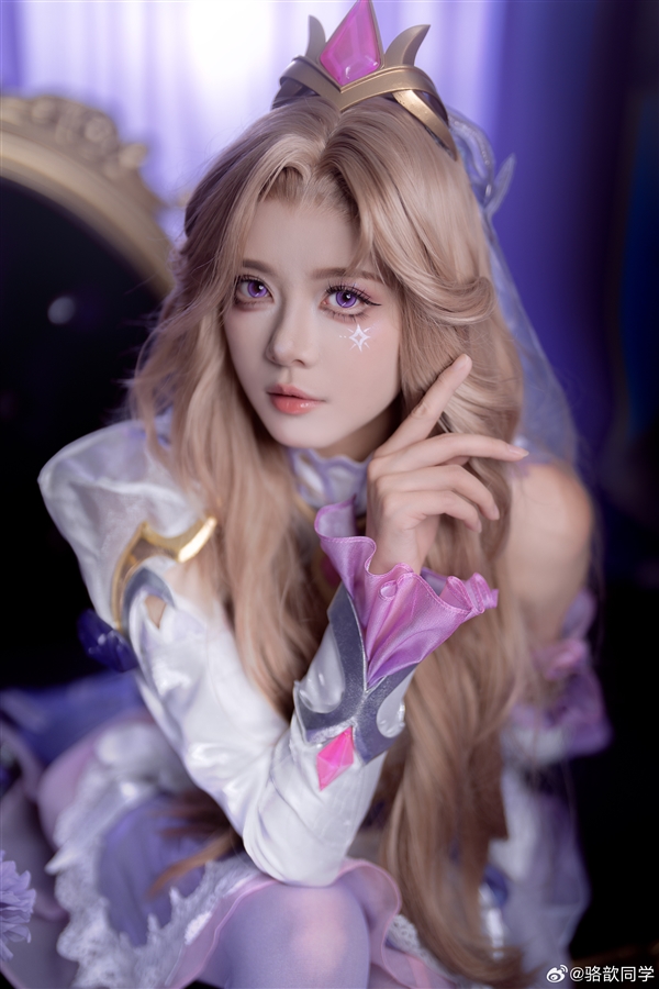 骆歆演绎《LOL》女警新皮肤，水晶玫瑰COS惊艳亮相