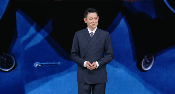 刘德华亮相华为发布会，余承东现场演绎粉丝时刻