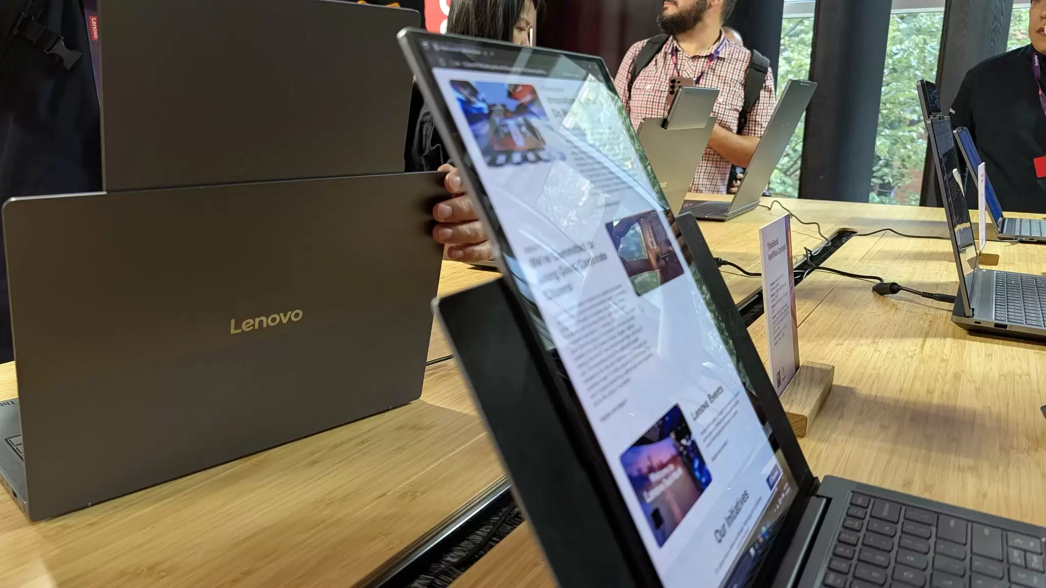 联想发布 ThinkBook VertiFlex 概念笔记本:屏幕可旋转切换横向 / 纵向