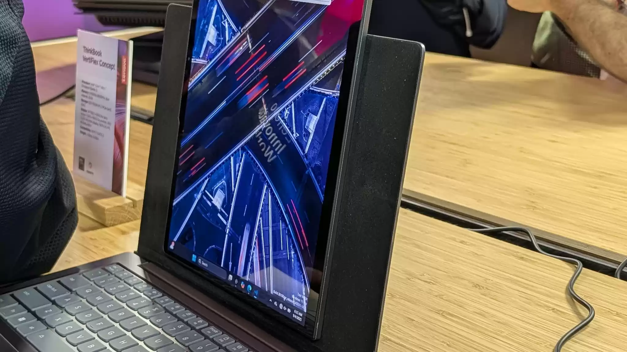 联想发布 ThinkBook VertiFlex 概念笔记本:屏幕可旋转切换横向 / 纵向