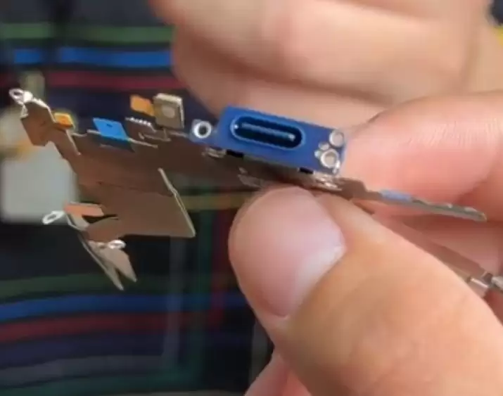 苹果 iPhone 17 Pro USB-C 组件曝光，有蓝 / 橙两种颜色