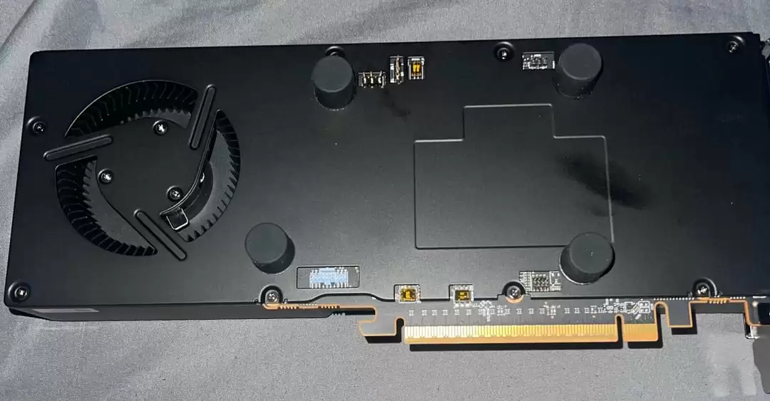 AMD Radeon AI PRO R9700 专业显卡工程验证测试 (EVT) 样品现身