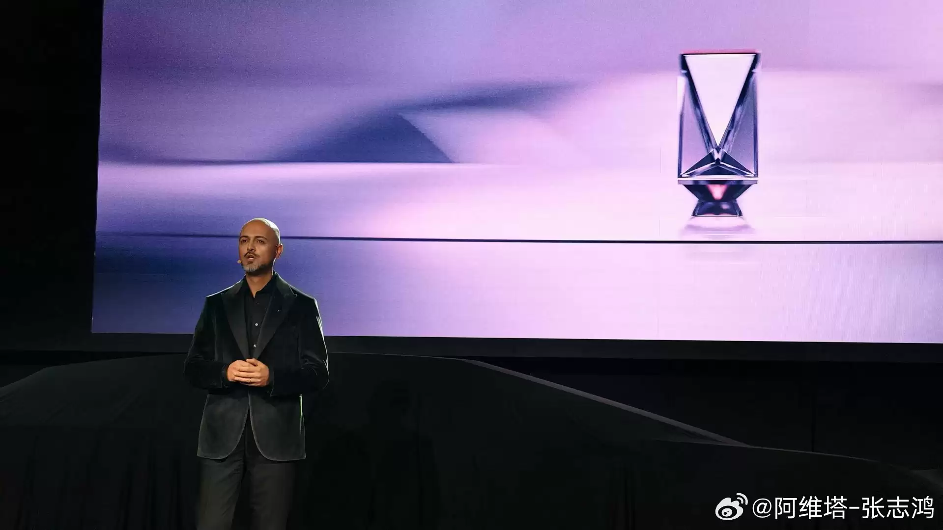 阿维塔 VISION XPECTRA 概念车实拍图公布：车身长度 5.8 米、配备棱柱形玻璃舱体