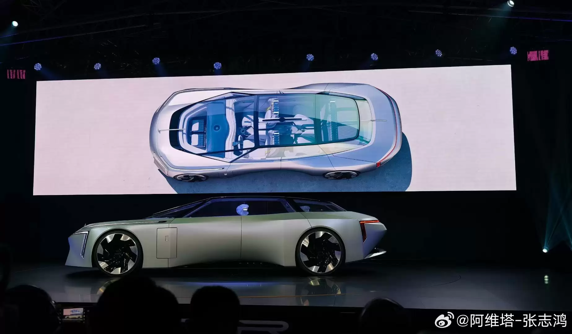 阿维塔 VISION XPECTRA 概念车实拍图公布：车身长度 5.8 米、配备棱柱形玻璃舱体