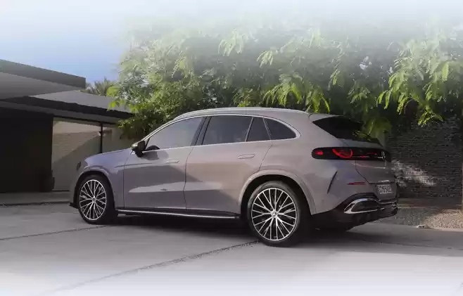 全新梅赛德斯-奔驰纯电 GLC 全球首发：国产长轴距版明年上市并首推 6 座车型