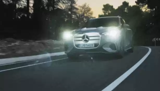 全新梅赛德斯-奔驰纯电 GLC 全球首发：国产长轴距版明年上市并首推 6 座车型