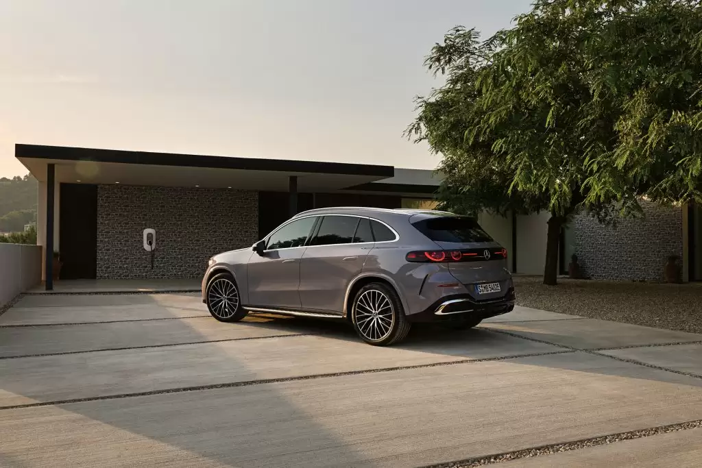 奔驰推出“双向充电”服务:车辆电能反向输往电网,车主可获收益