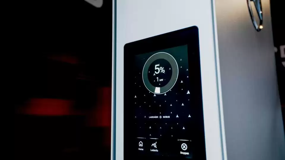 奔驰展示“兆瓦闪充”技术:充电一分钟,续航增加 125km