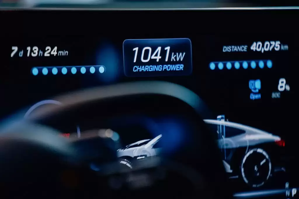 奔驰展示“兆瓦闪充”技术:充电一分钟,续航增加 125km