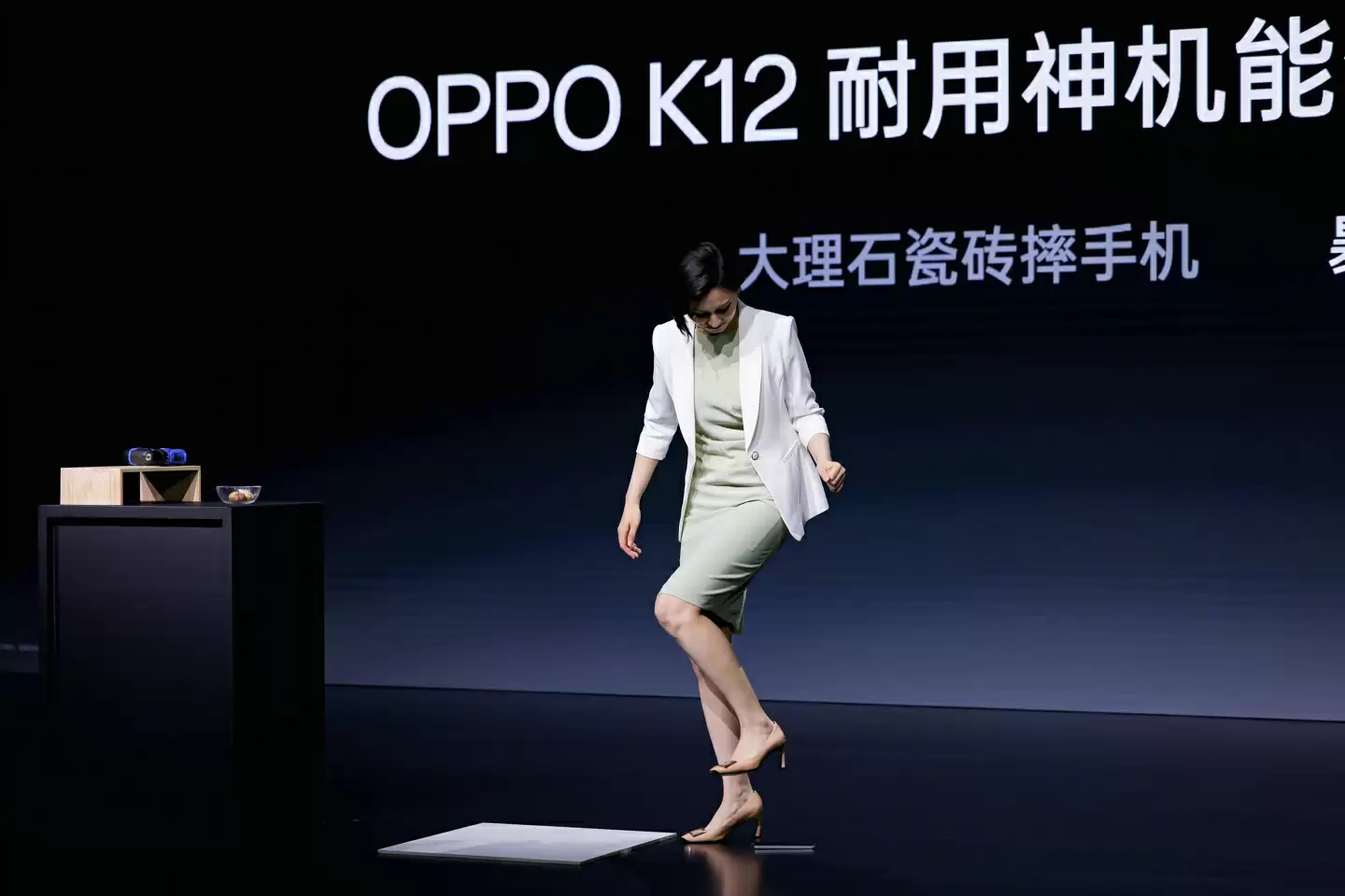 OPPO 产品经理 Monica 宣布离职，曾贡献“高跟鞋踩手机”名场面