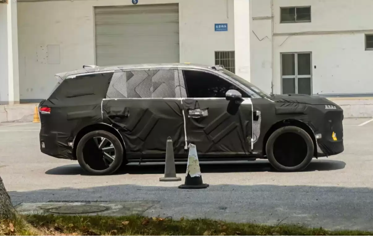 蔚来 ES9 旗舰 SUV 谍照曝光，新车预计明年上半年亮相