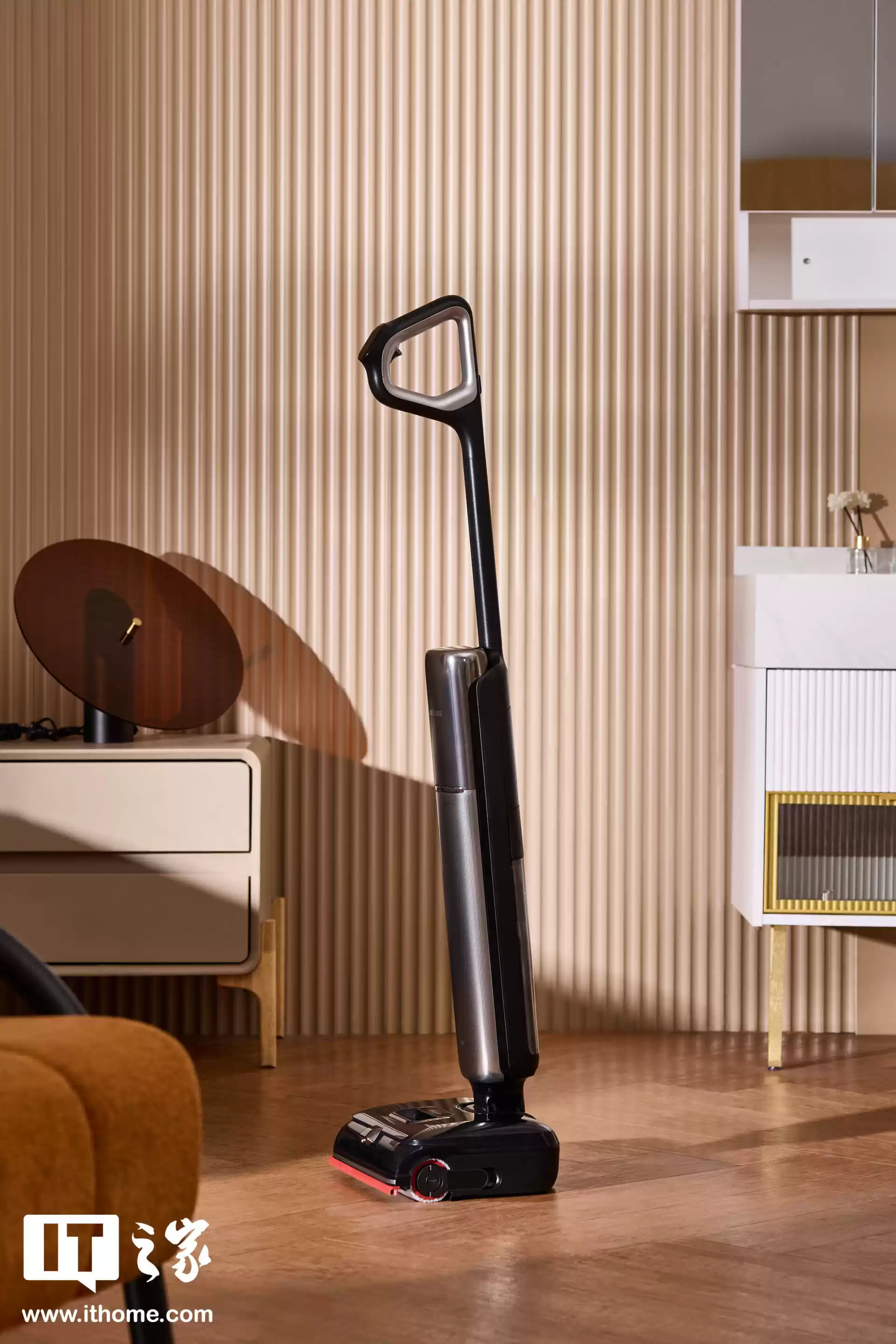 【IT之家图赏】全球首创 AI「双刮洗」机械臂：追觅洗地机 T60 Ultra 实拍