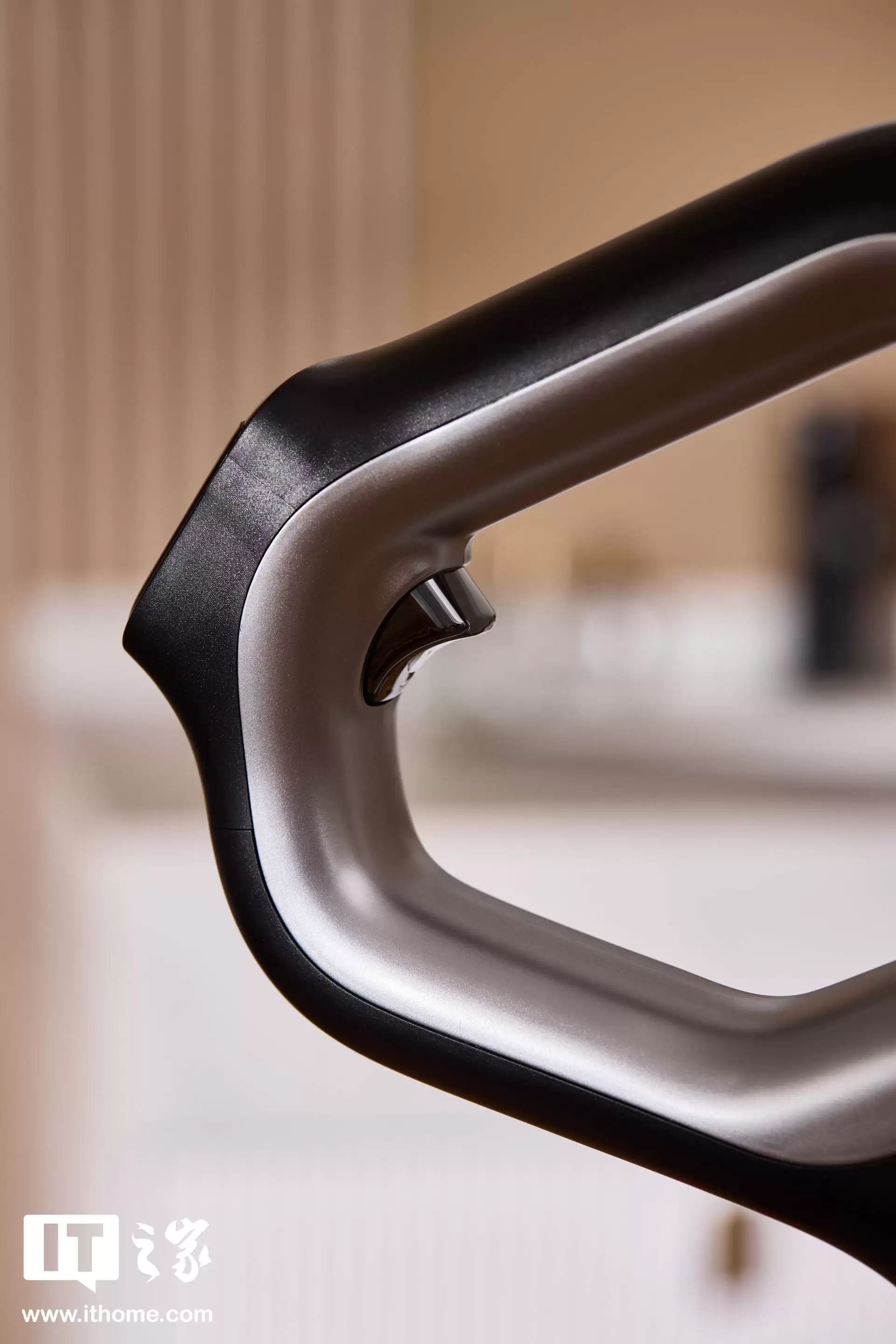 【IT之家图赏】全球首创 AI「双刮洗」机械臂：追觅洗地机 T60 Ultra 实拍