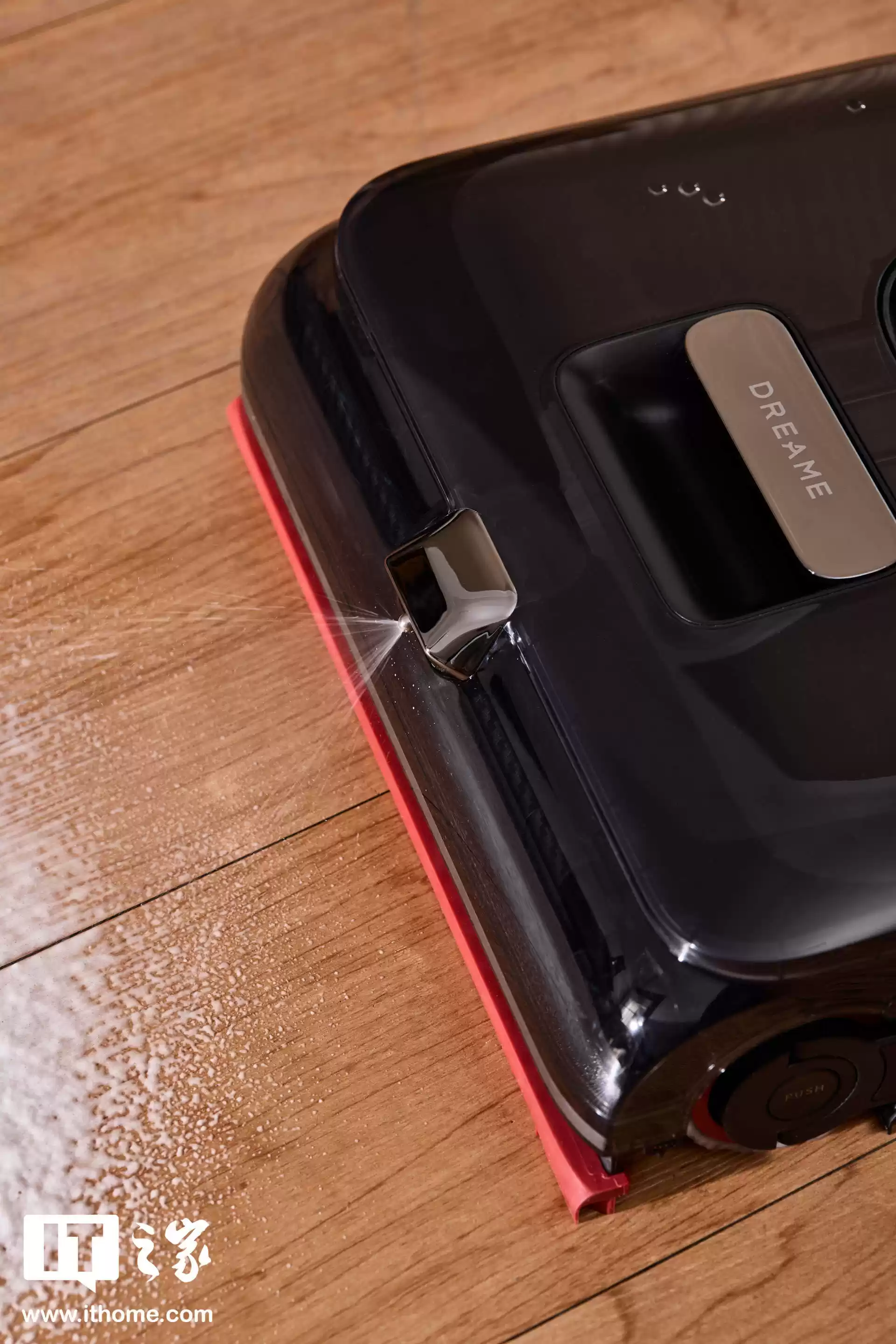 【IT之家图赏】全球首创 AI「双刮洗」机械臂：追觅洗地机 T60 Ultra 实拍