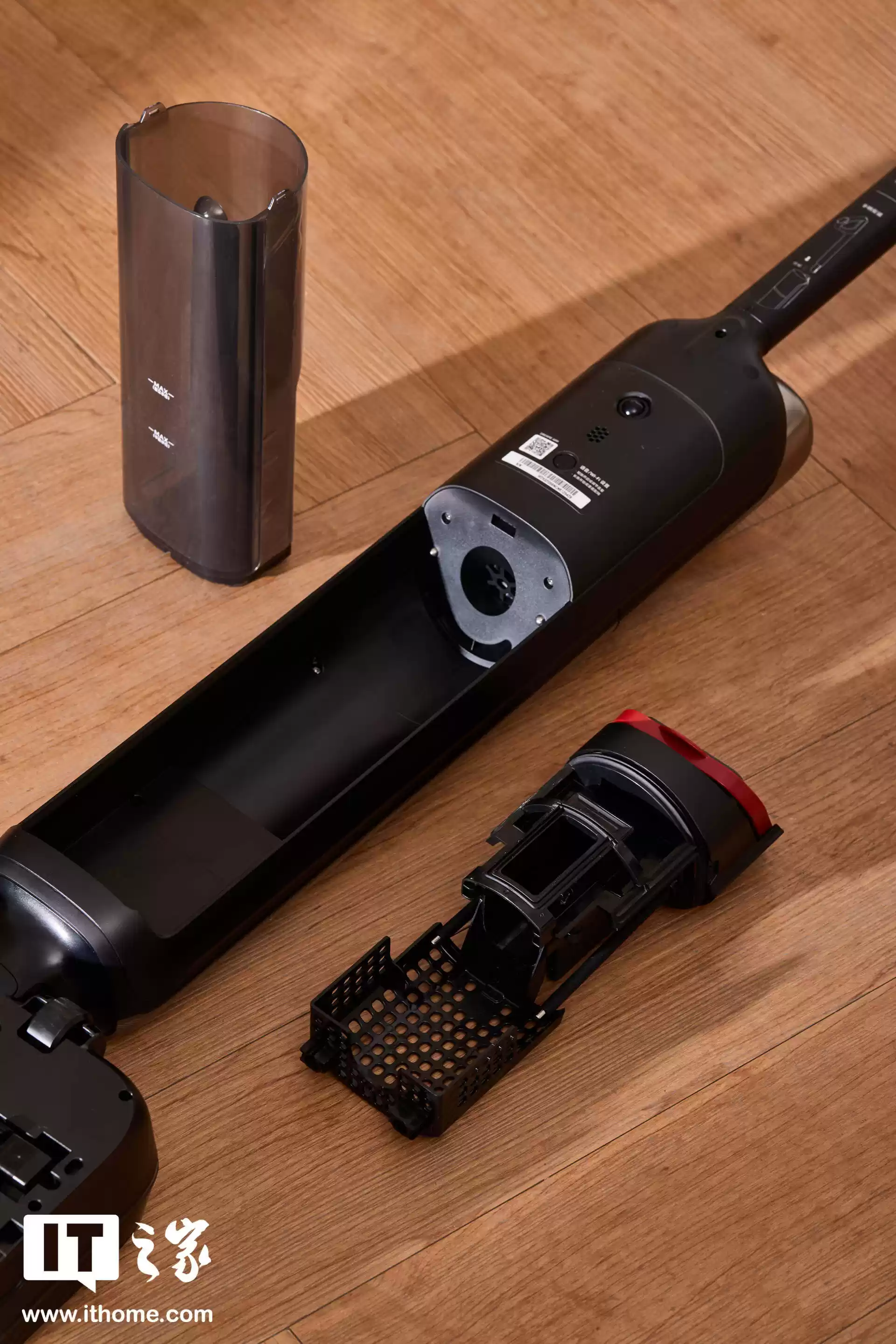 【IT之家图赏】全球首创 AI「双刮洗」机械臂：追觅洗地机 T60 Ultra 实拍