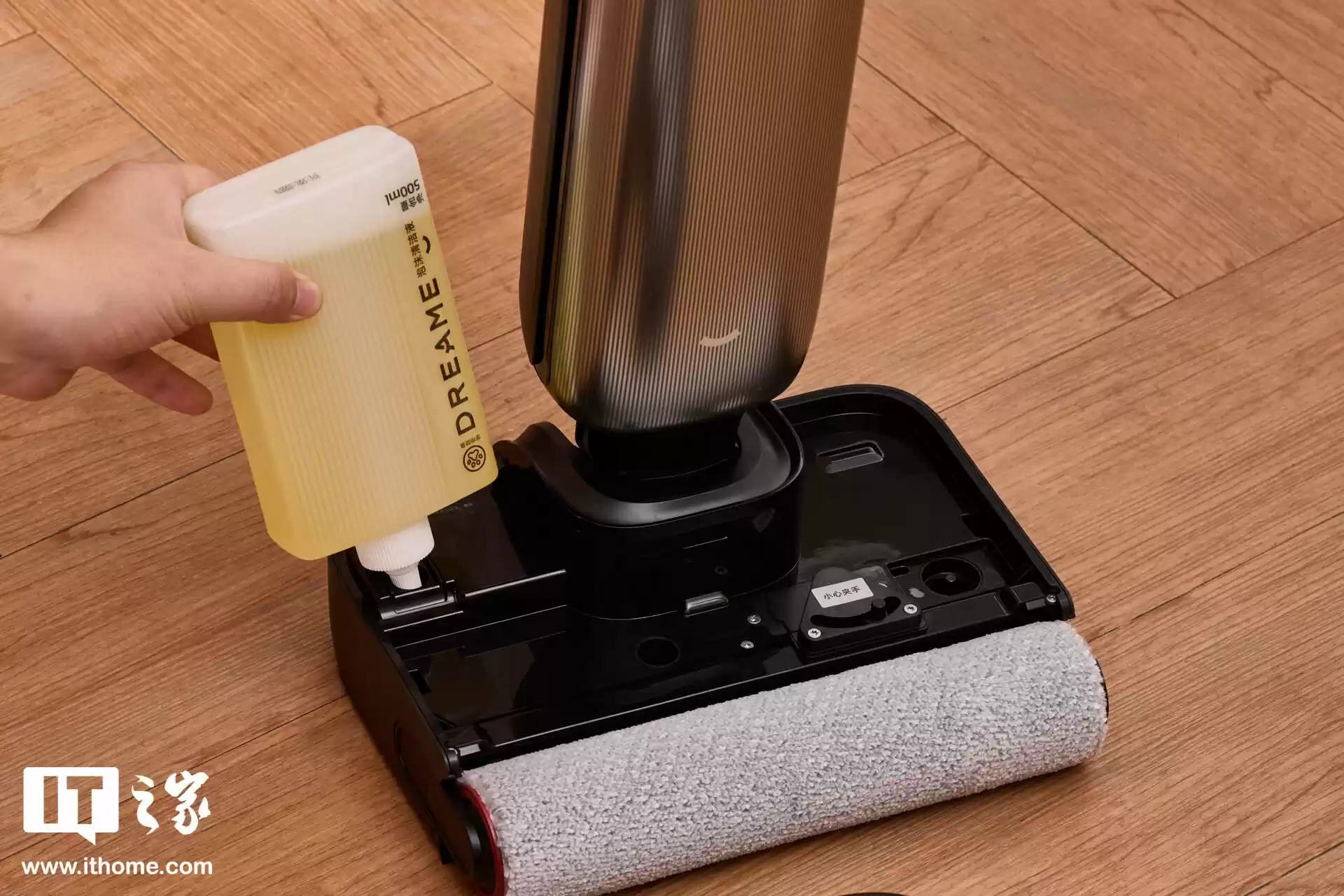 【IT之家图赏】全球首创 AI「双刮洗」机械臂：追觅洗地机 T60 Ultra 实拍