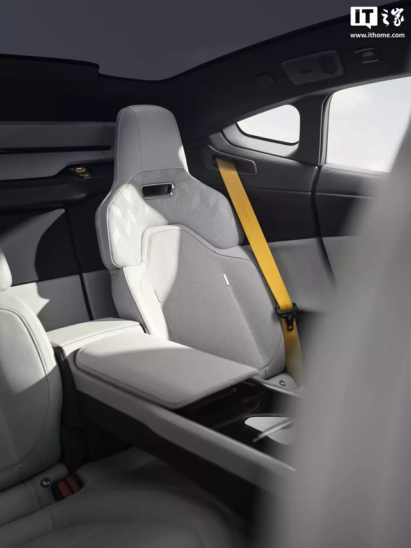 极星 5 正式发布:对标保时捷 Taycan,续航最高 670 公里