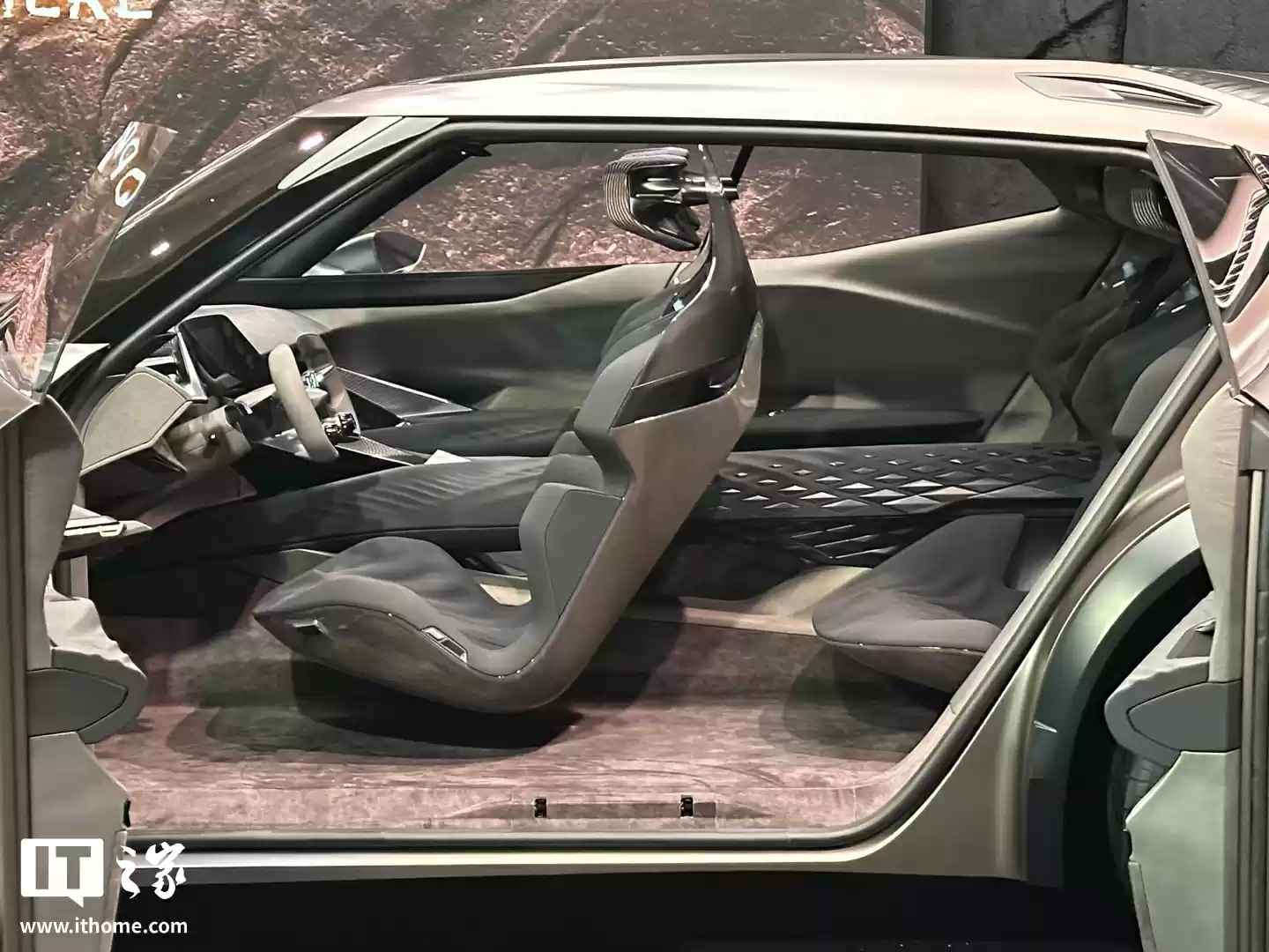 西雅特 Cupra 发布 Tindaya 概念车：对开门设计，外观犀利