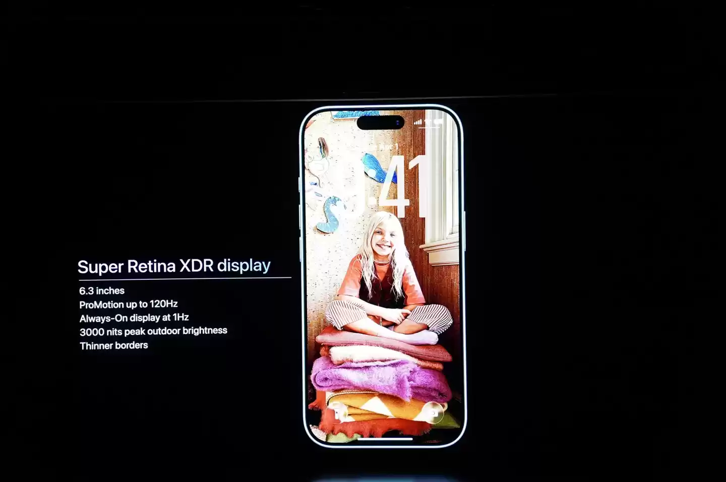 苹果 iPhone 17 标准版发布：6.3 英寸 120Hz 屏幕、A19 芯片、4800 万主摄，售价 799 美元