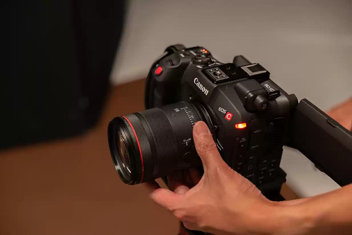 佳能发布HYBRID系列定焦镜头新品RF85mm F1.4 L VCM