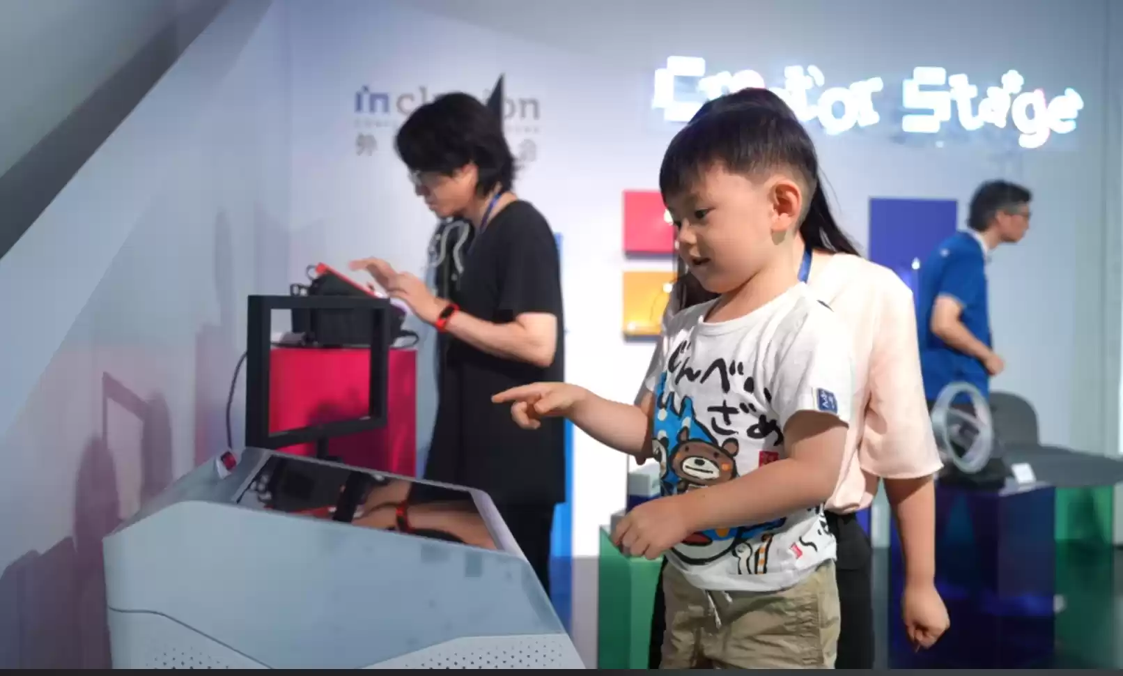 外滩大会AI科创赛冠军揭晓！近两万人争夺智能硬件、AI安全，金融智能三赛道冠亚季军