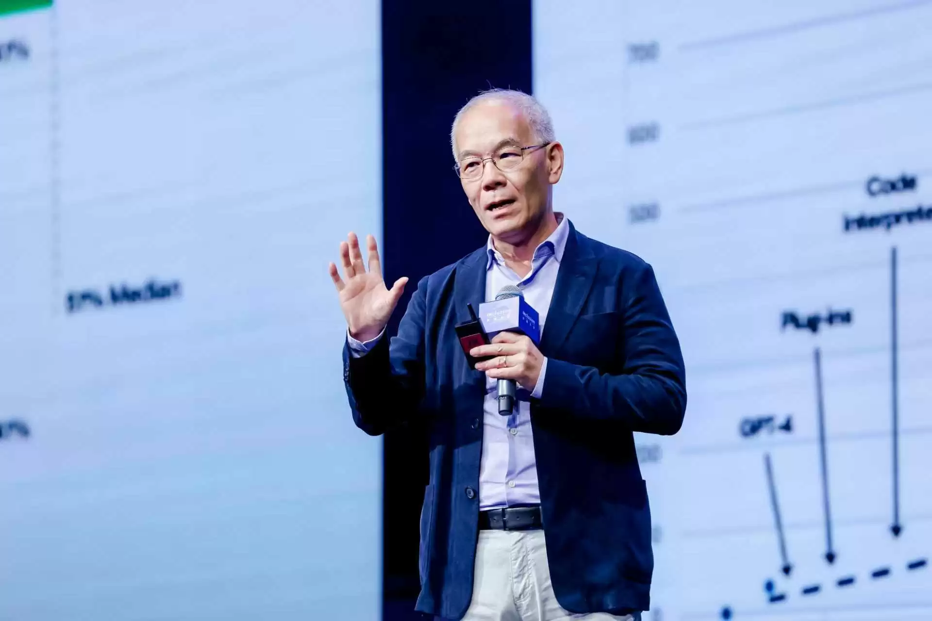 张宏江外滩大会分享:基础设施加速扩张,AI 正步入“产业规模化”