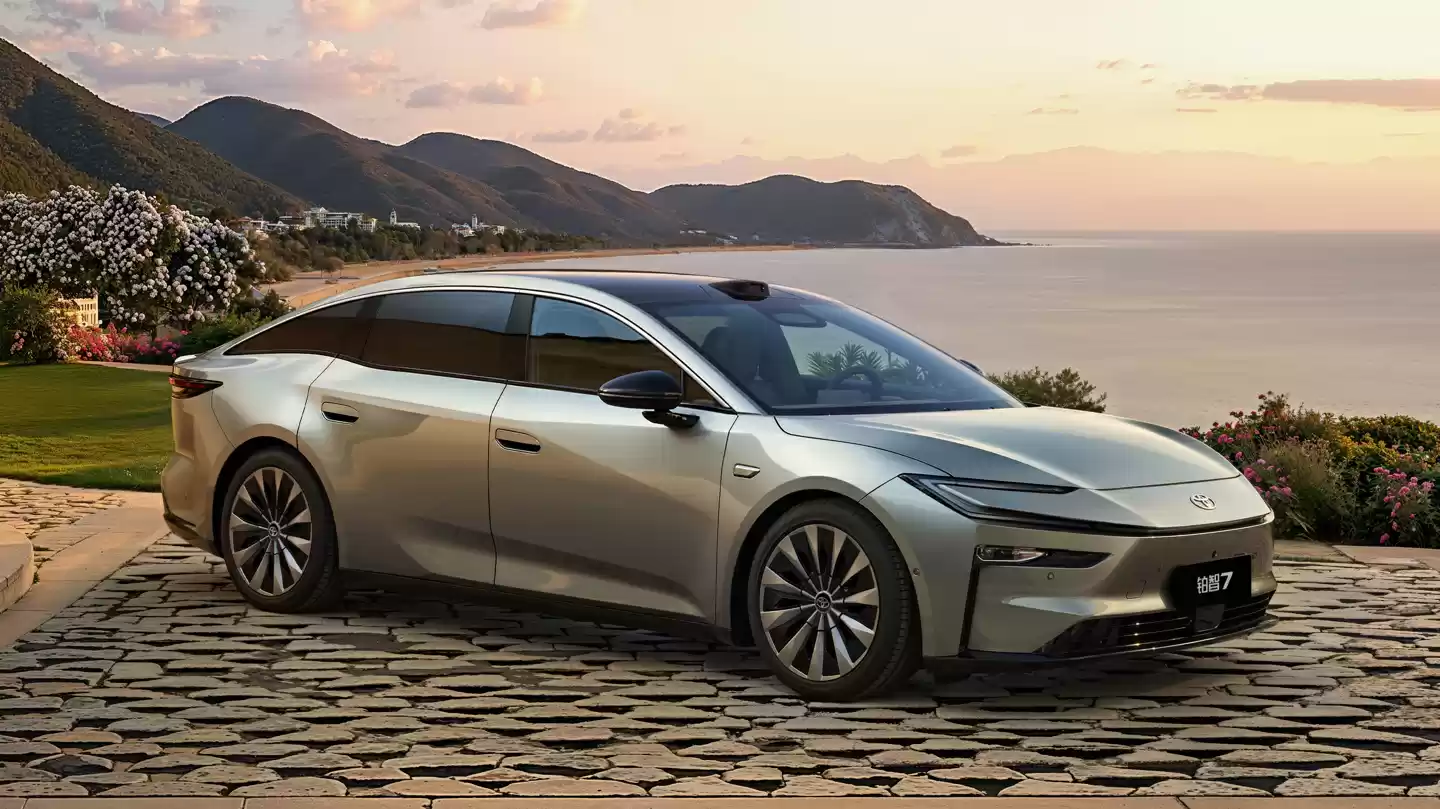 广汽丰田 D 级纯电轿车铂智 7 官图发布：中国团队主导研发，华为电驱 + 鸿蒙座舱 + 小米生态