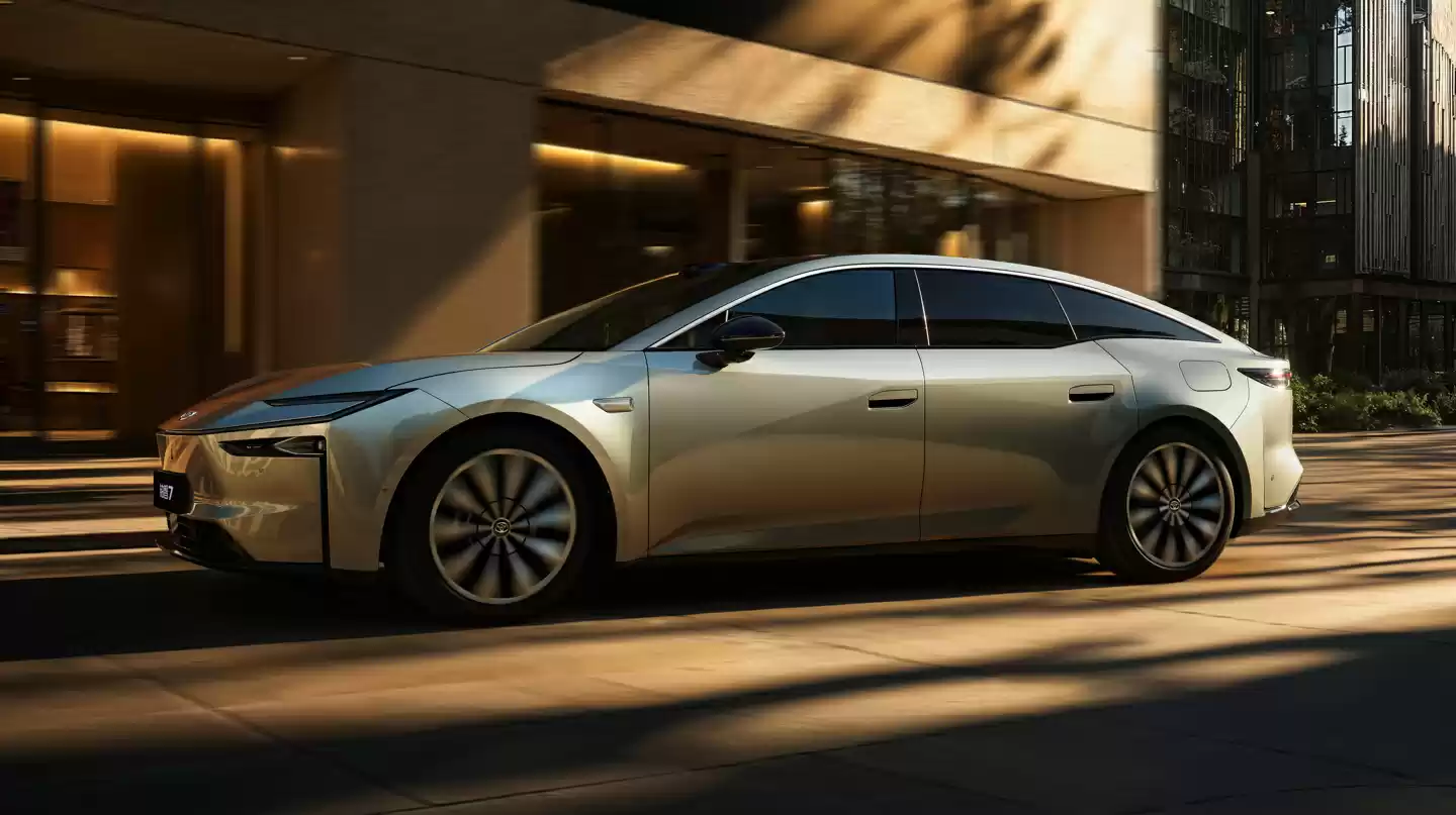 广汽丰田 D 级纯电轿车铂智 7 官图发布：中国团队主导研发，华为电驱 + 鸿蒙座舱 + 小米生态