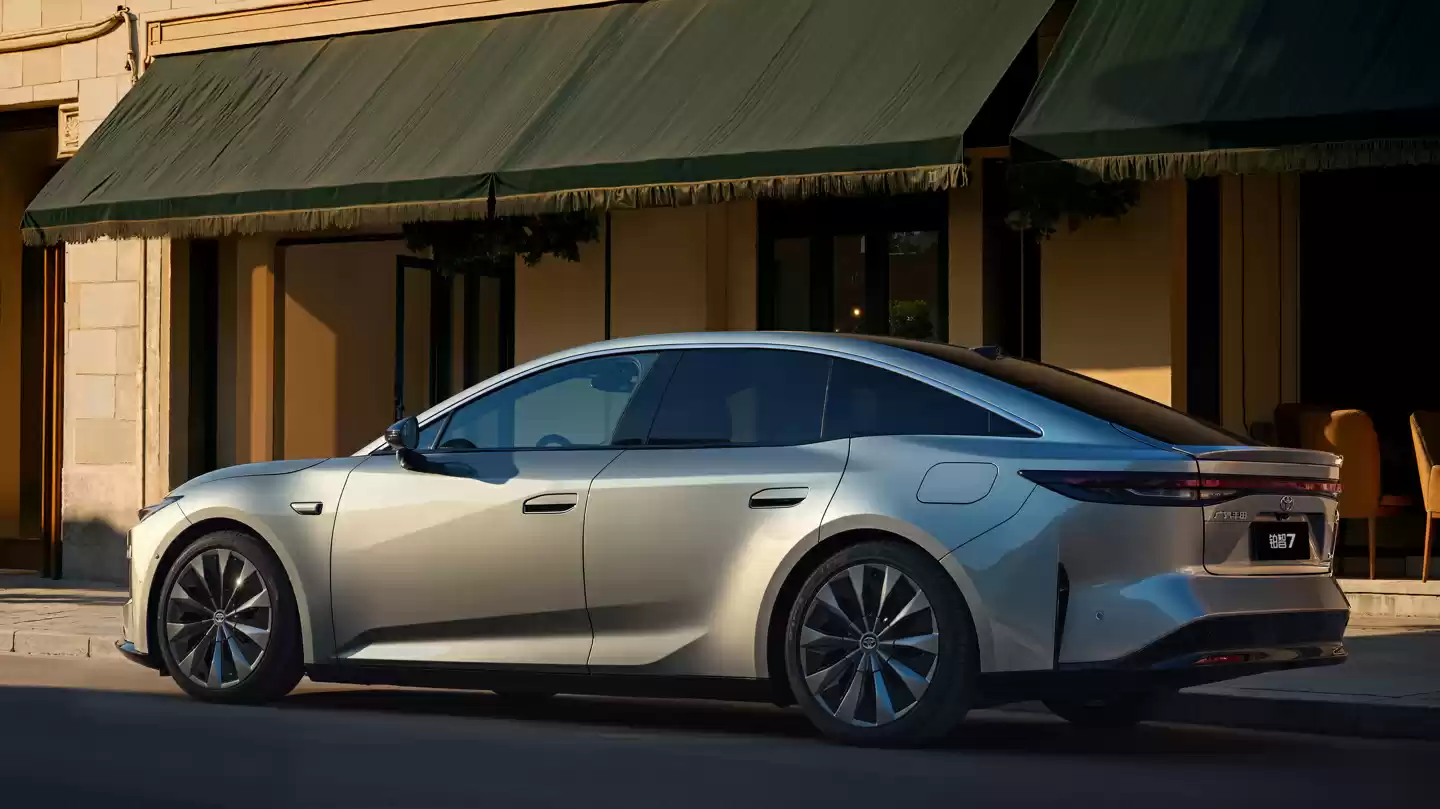 广汽丰田 D 级纯电轿车铂智 7 官图发布：中国团队主导研发，华为电驱 + 鸿蒙座舱 + 小米生态