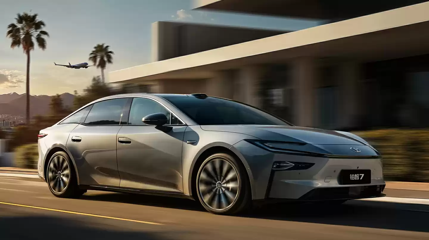 广汽丰田 D 级纯电轿车铂智 7 官图发布：中国团队主导研发，华为电驱 + 鸿蒙座舱 + 小米生态