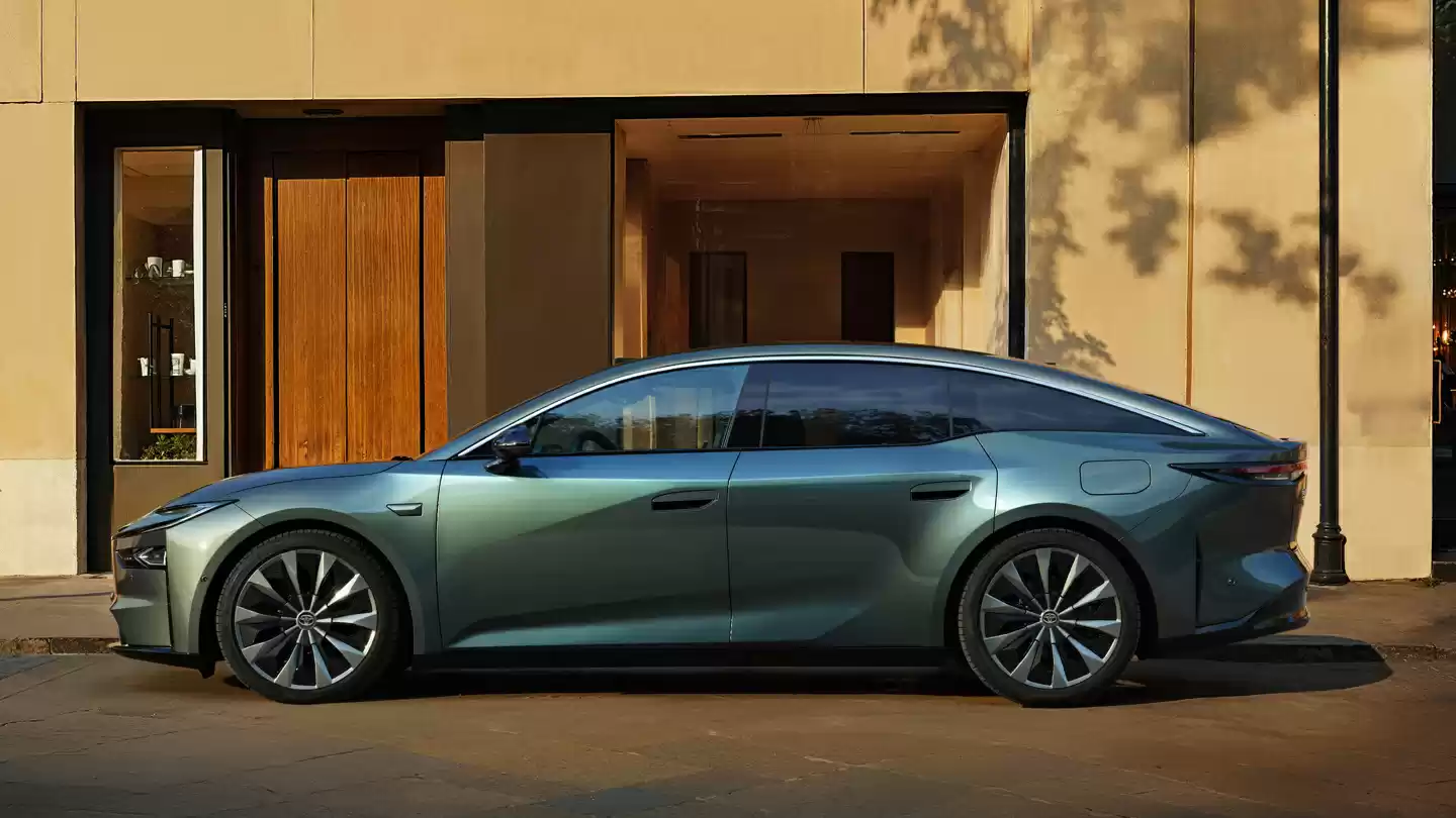 广汽丰田 D 级纯电轿车铂智 7 官图发布：中国团队主导研发，华为电驱 + 鸿蒙座舱 + 小米生态