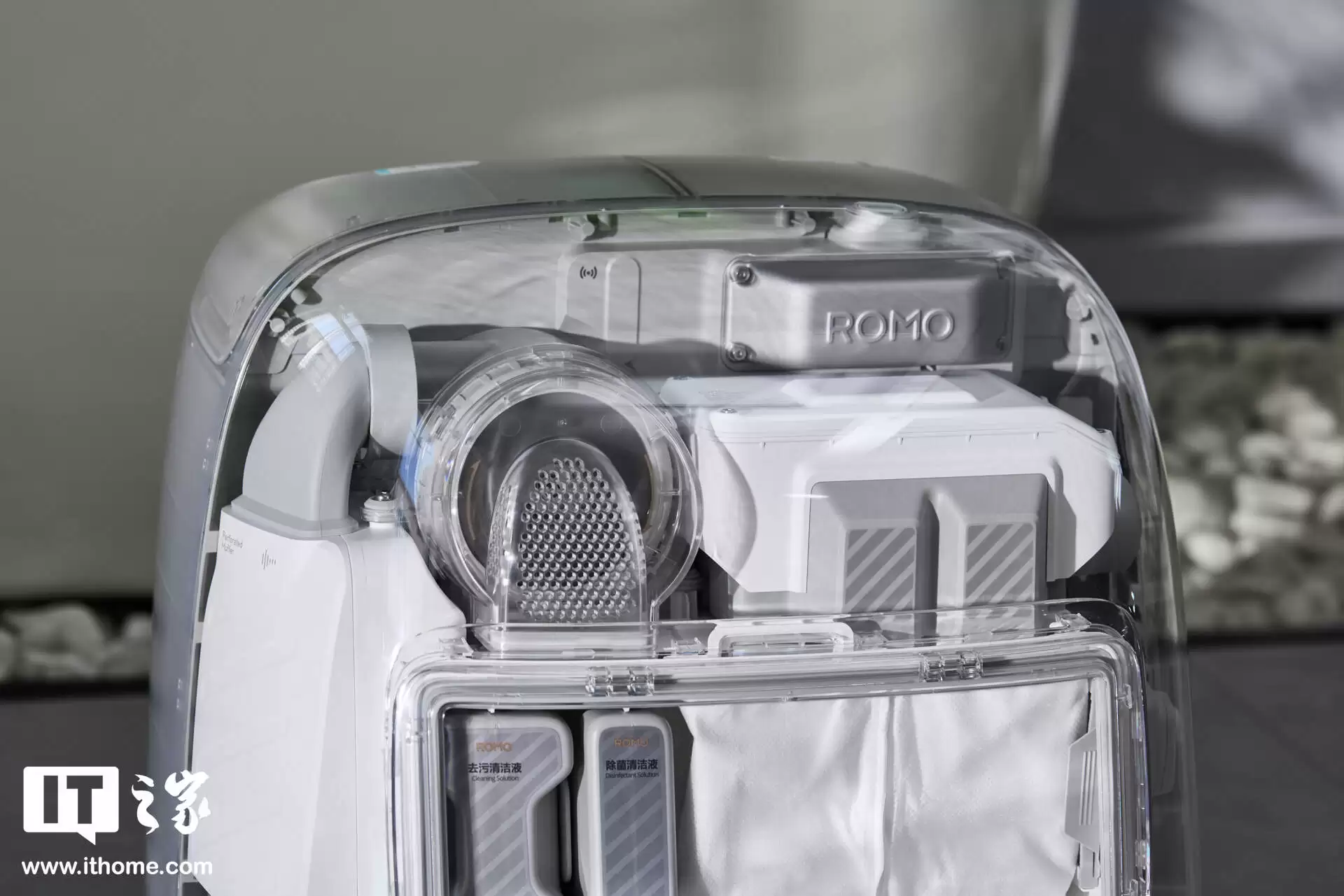 【IT之家评测室】大疆首款扫地机器人 ROMO 体验:无人机巨头的地面清洁挑战