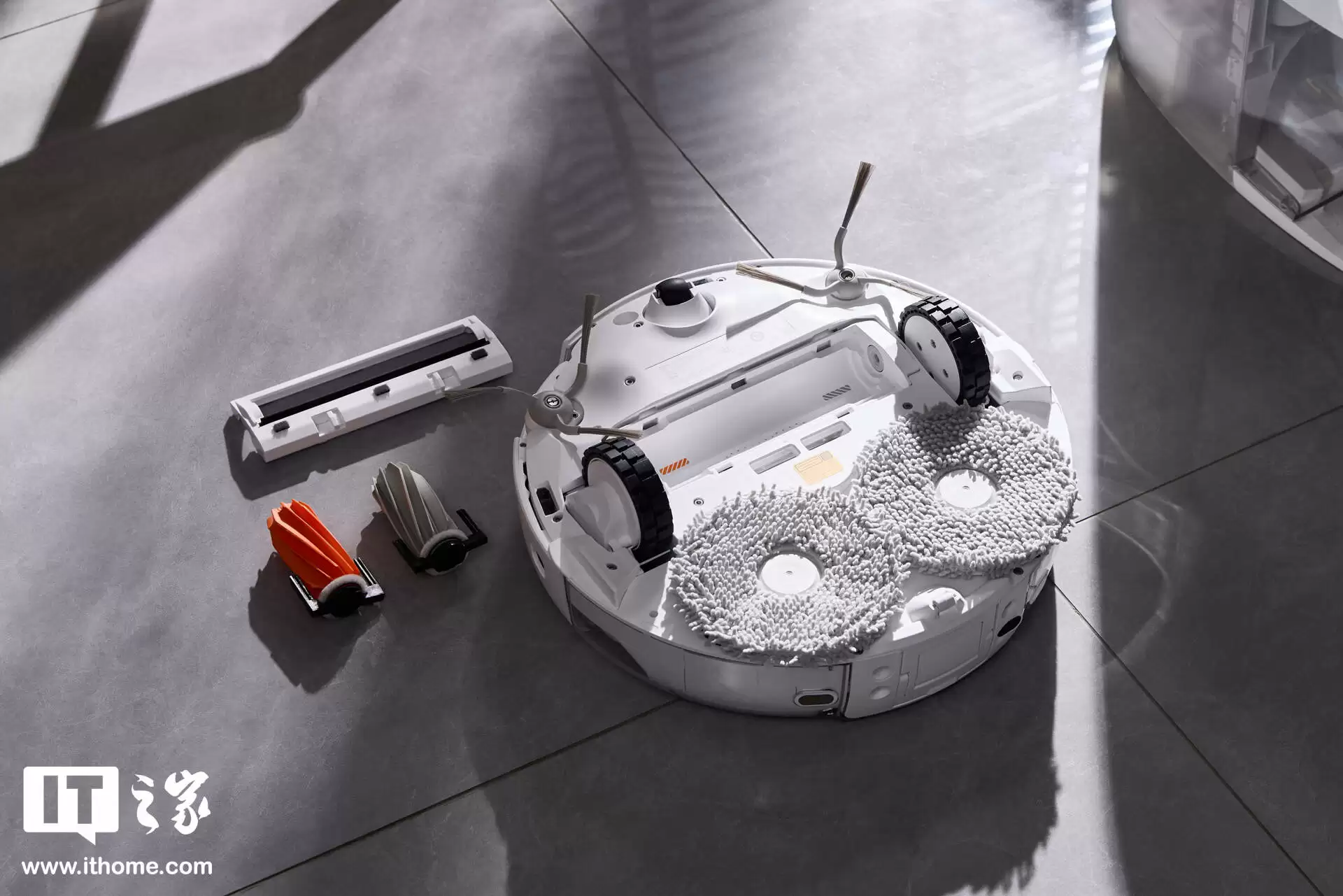 【IT之家评测室】大疆首款扫地机器人 ROMO 体验:无人机巨头的地面清洁挑战
