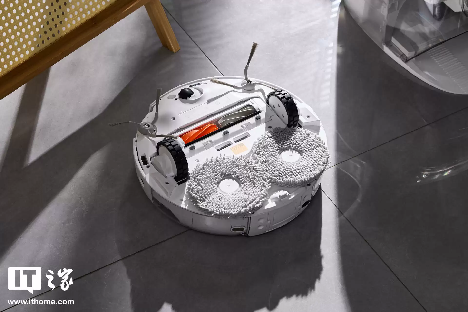 【IT之家评测室】大疆首款扫地机器人 ROMO 体验:无人机巨头的地面清洁挑战